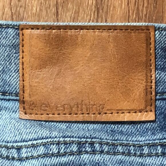 &EVERYTHING DENIM Men’s 40x32 Relaxed Blue Denim Jeans with Faded Details - Picture 3 of 5